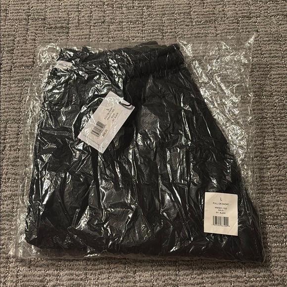 We Wore What Women’s Solid Black Pull On Sweat Shorts - Size L - Picture 2 of 2